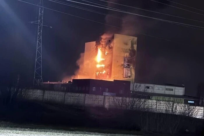 In Saransk brach nach dem Treffer einer Drohne ein Feuer in einem Glasfaserwerk aus