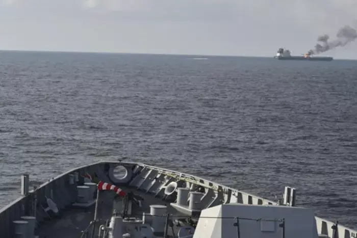 Красное море вновь опасно: хуситы атаковали греческий балкер, двое погибших
