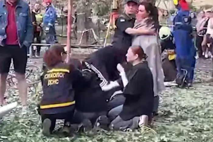 Pod gruzami w Kijowie znaleziono ciało mężczyzny: rodzice mieli nadzieję, że jest żywy (wideo)