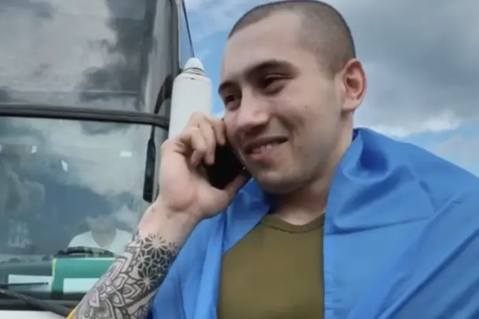 «Wróciłem!» Obrońca wzruszająco rozmawiał z mamą po powrocie z niewoli (wideo)