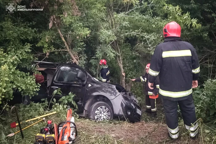 Schrecklicher Verkehrsunfall in Chmelnyzkyj: ein Teenager und ein Mann starben, drei weitere Personen wurden verletzt