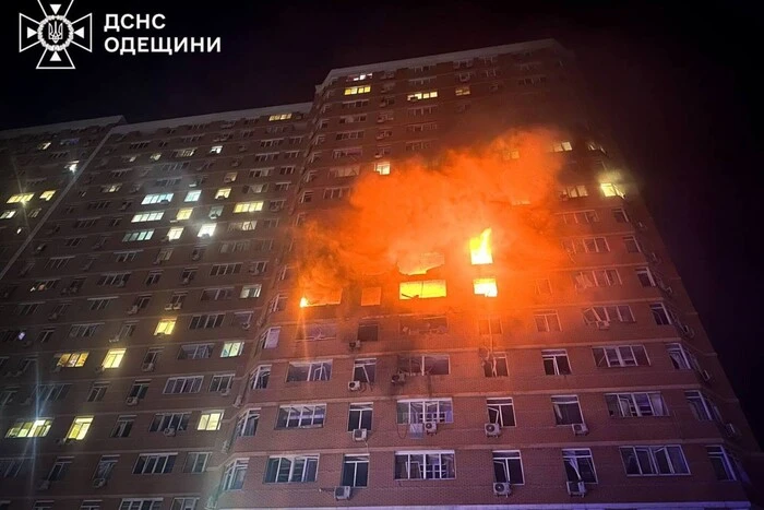 Росія вдарила по багатоповерхівці в Одесі: ДСНС показала наслідки