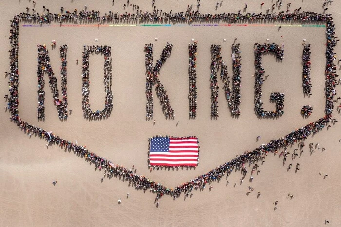 Protestujący utworzyli żywy napis No King w San Francisco (wideo)