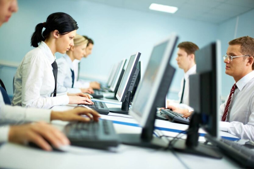 Pracować mniej, otrzymywać tyle samo: w Polsce ogłoszono nową reformę pracy