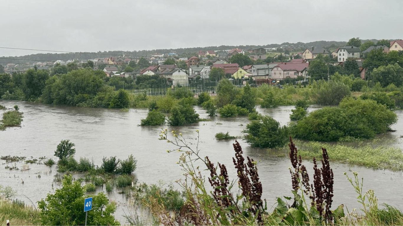Львів тоне через сильні зливи — Садовий звернувся до мешканців