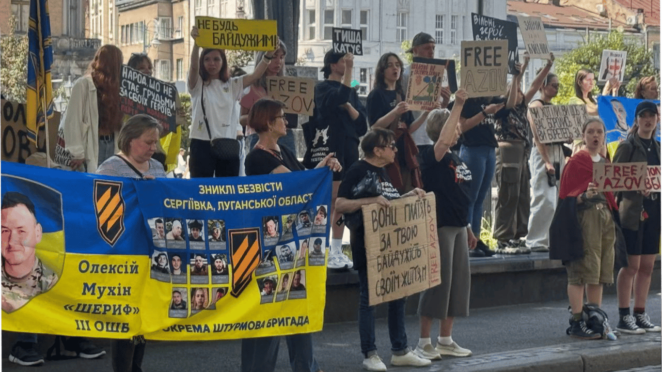 Во Львове прошла акция поддержки военнослужащих — фото
