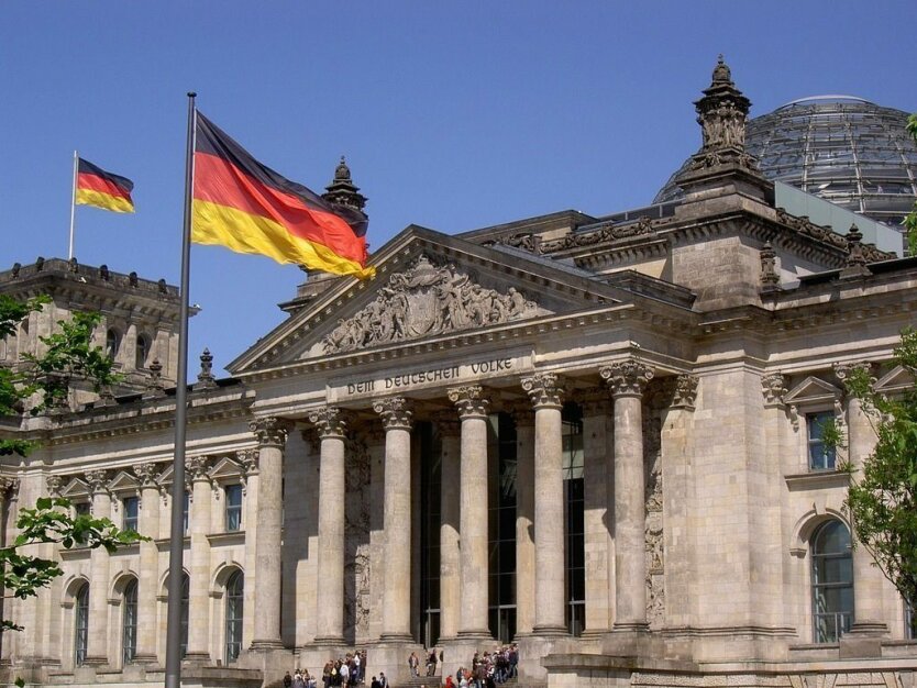 The image selected by the administration demonstrates the process of obtaining citizenship and accepting refugees in Germany